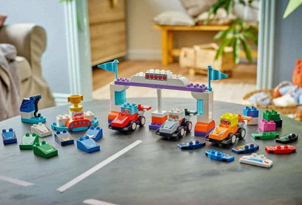 Lego Duplo Town F1 Team Rennautos mit Rennfahrern 10445